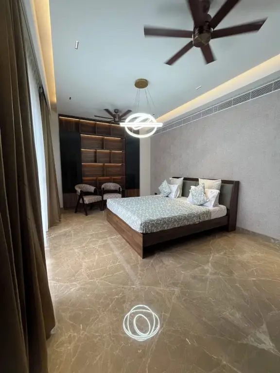 Гуруграм: Casa Feliz Golf Course Road