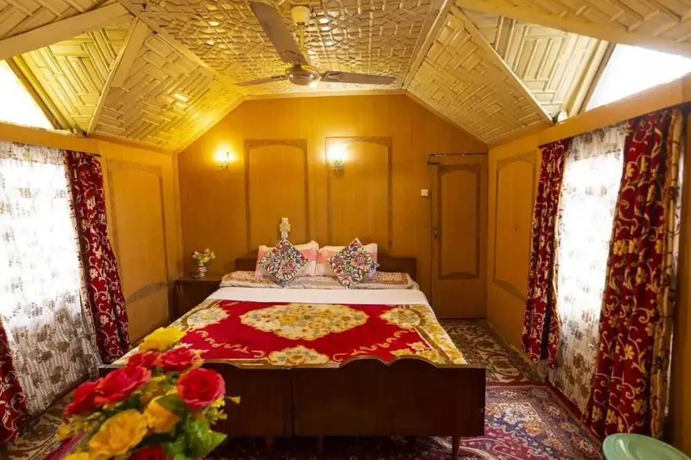 Шринагар: N Mumbai Group Of House Boat