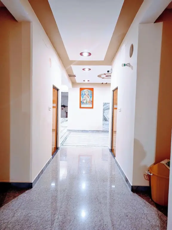Айодхья: Hotel Shree Venkatesh Nilayam