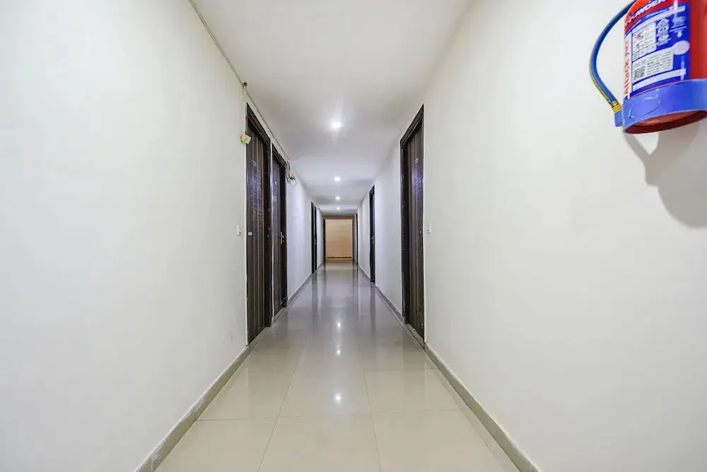 Нойда: Fabhotel Glorify