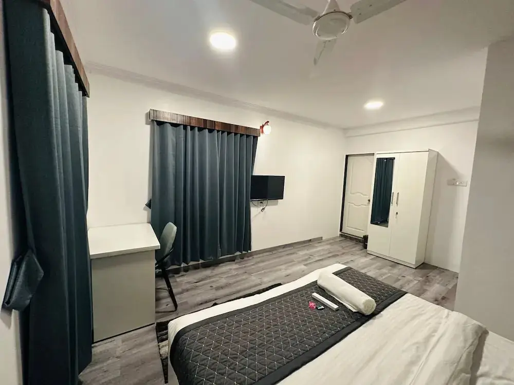 Мумбаи: Astha Kandivali Service Apt