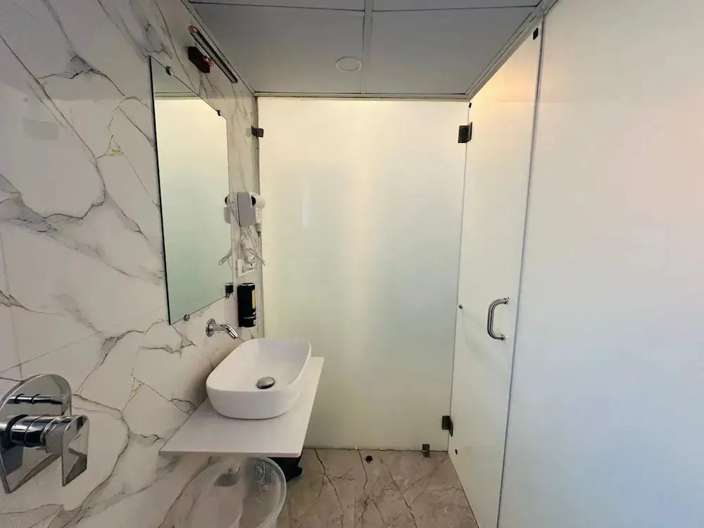 Мумбаи: Astha Kandivali Service Apt