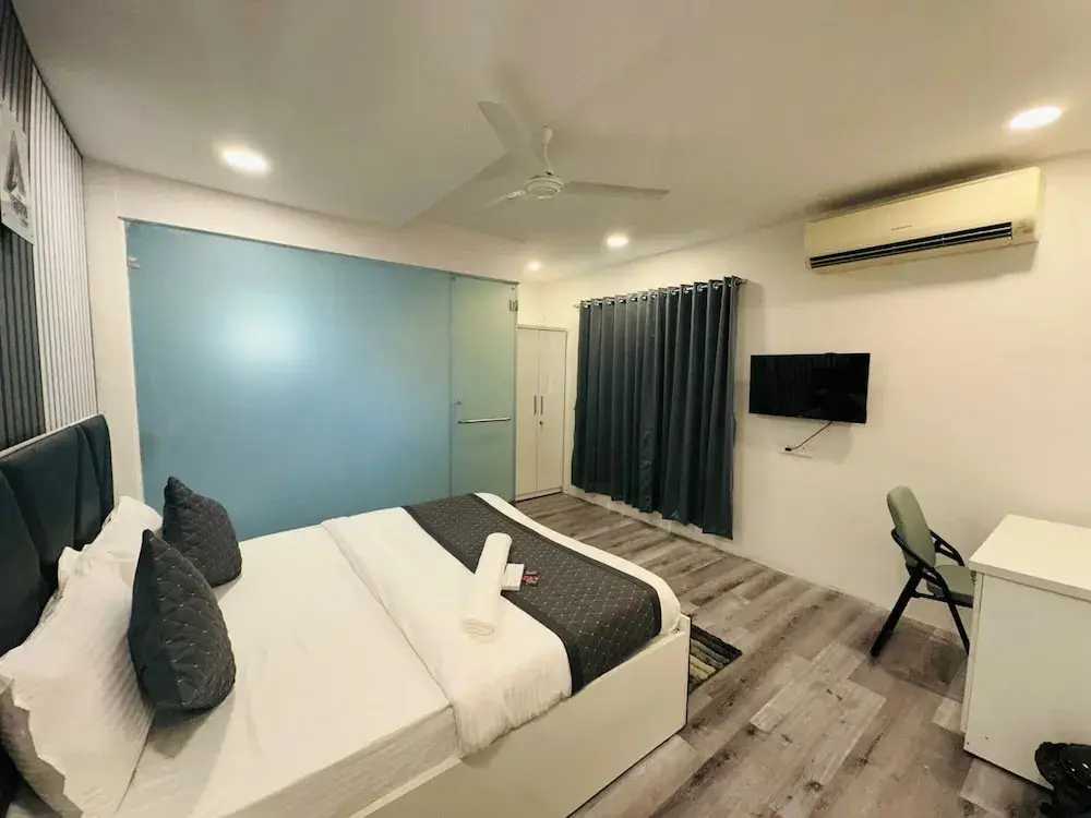 Мумбаи: Astha Kandivali Service Apt