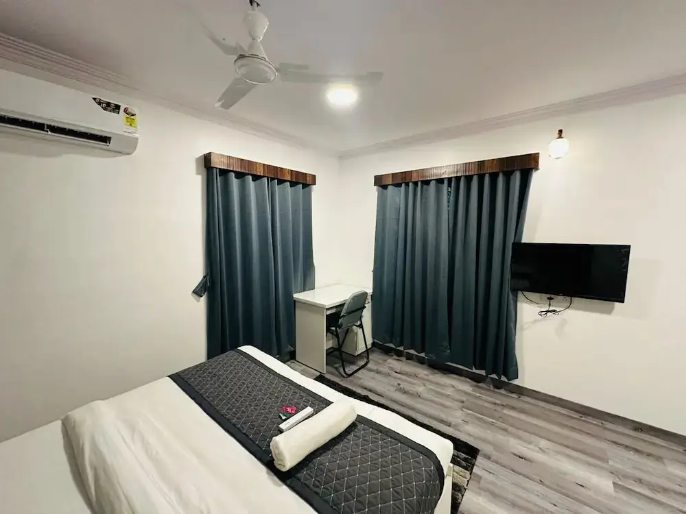 Мумбаи: Astha Kandivali Service Apt