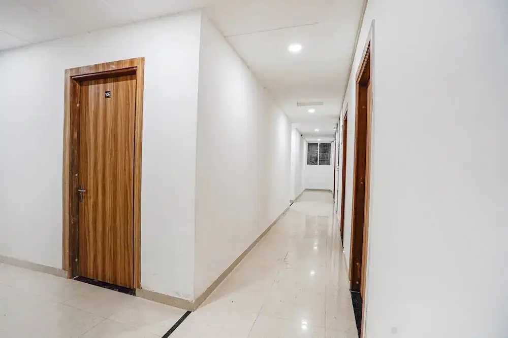 Нойда: Fabhotel Wamson