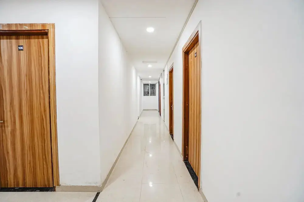 Нойда: Fabhotel Wamson