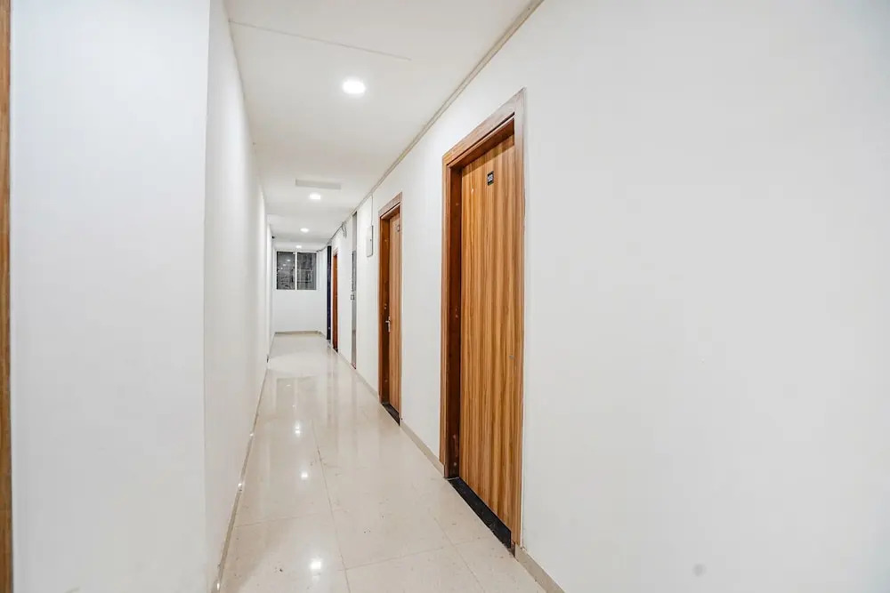 Нойда: Fabhotel Wamson