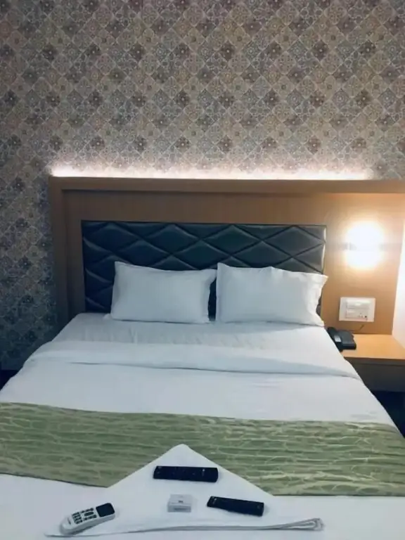 Тхане: Glitz Hotels AR Residency
