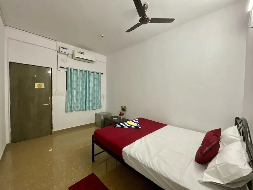 Арамбол: God Gift Hostel