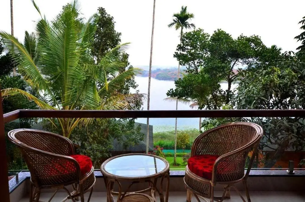 Султан-Батери: Room in Guest Room - Lakerose Wayanad Resort - Superior Lake View