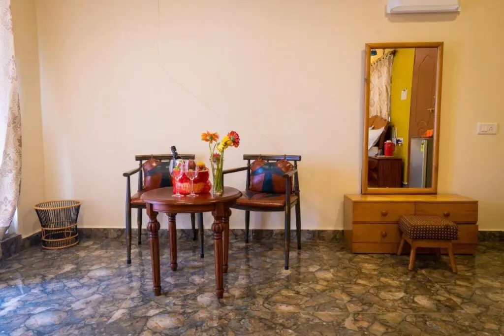 Вагатор: Alcove Beach Resort