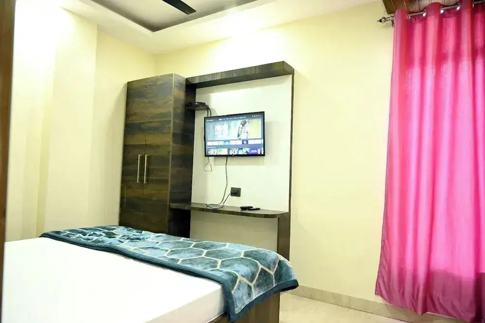 Газиабад: Hotel Crystal
