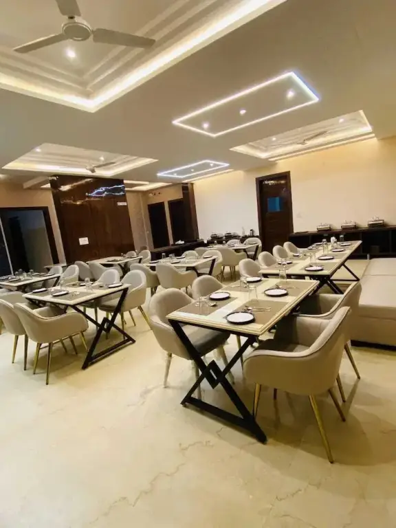 Вриндаван: Hotel Mango Tree & Suites