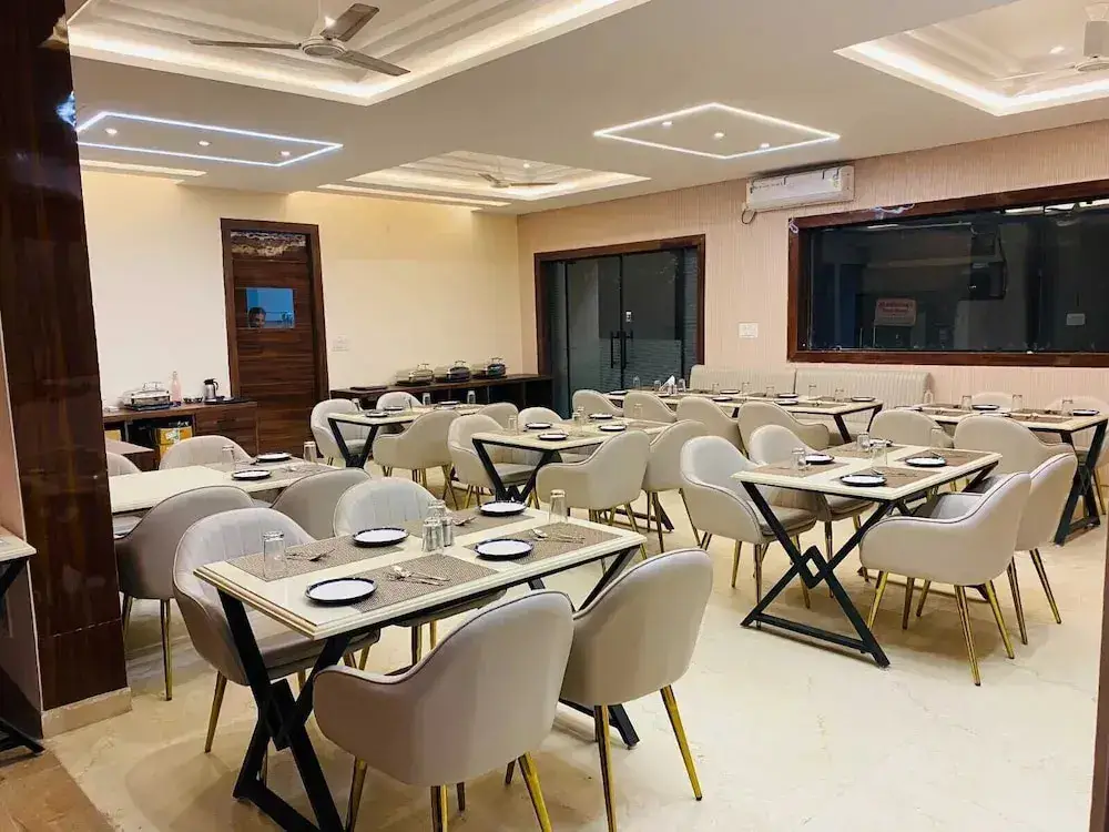 Вриндаван: Hotel Mango Tree & Suites