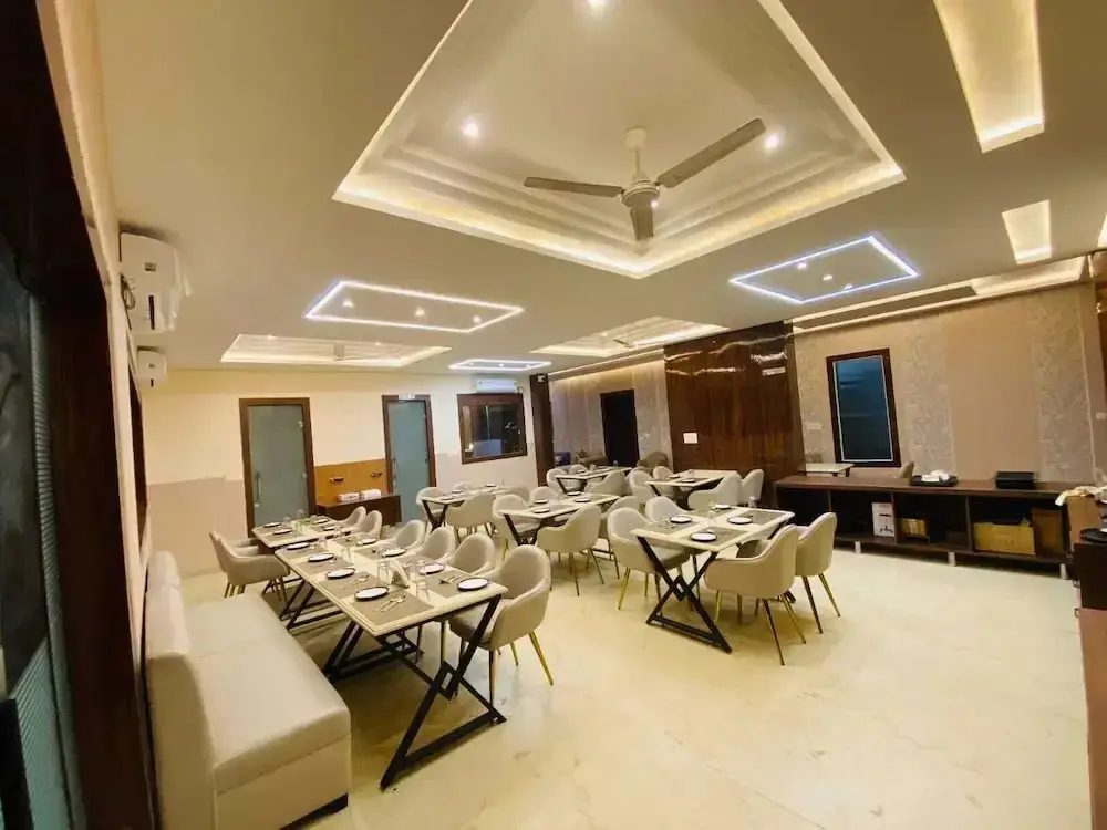 Вриндаван: Hotel Mango Tree & Suites