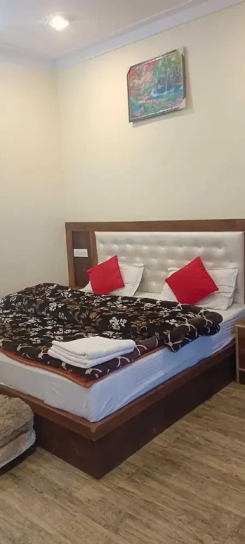 Чамоли: Pine Palace Homestay