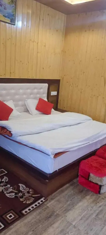 Чамоли: Pine Palace Homestay