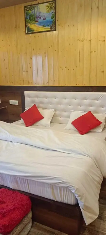 Чамоли: Pine Palace Homestay