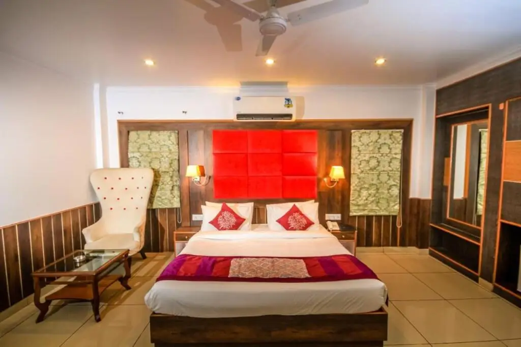 Дармсала: Little Mastiff Pong View