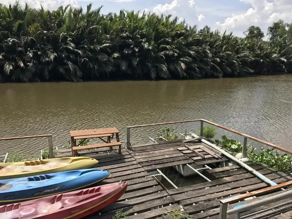 Сураттхани: Floating Island Seafood & Resort