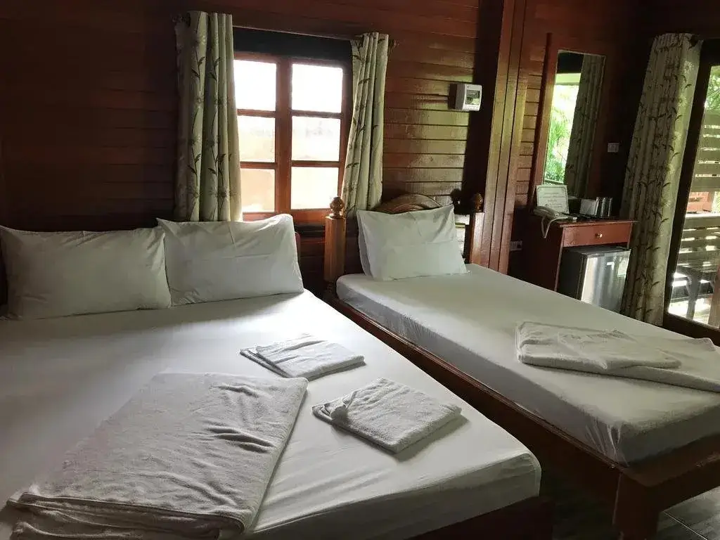 Сураттхани: Floating Island Seafood & Resort