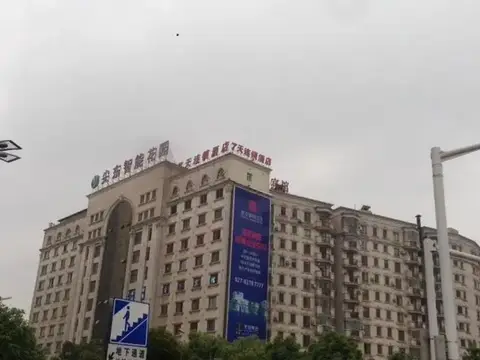 7Days Inn Wuhan Guanggu Walking Street Baoli Garden Branch — фото 1