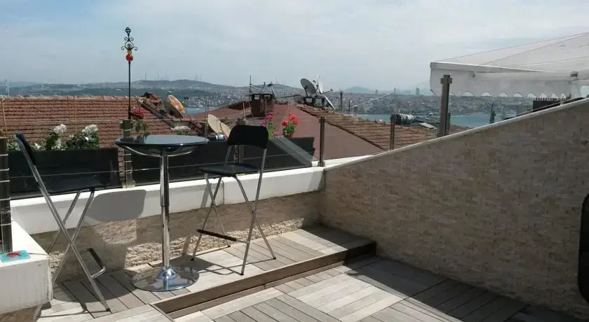 Стамбул: Cihangir Terrace w/ Bosphorus View