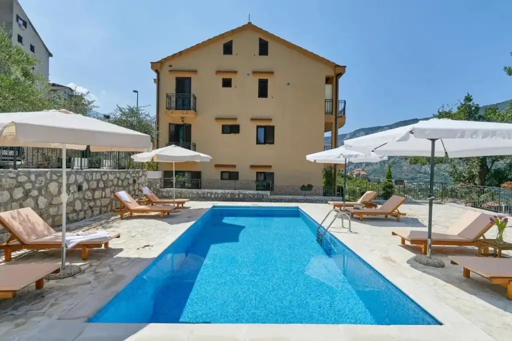 Доброта: S&A&M Sunset Apartments with pool and sea view