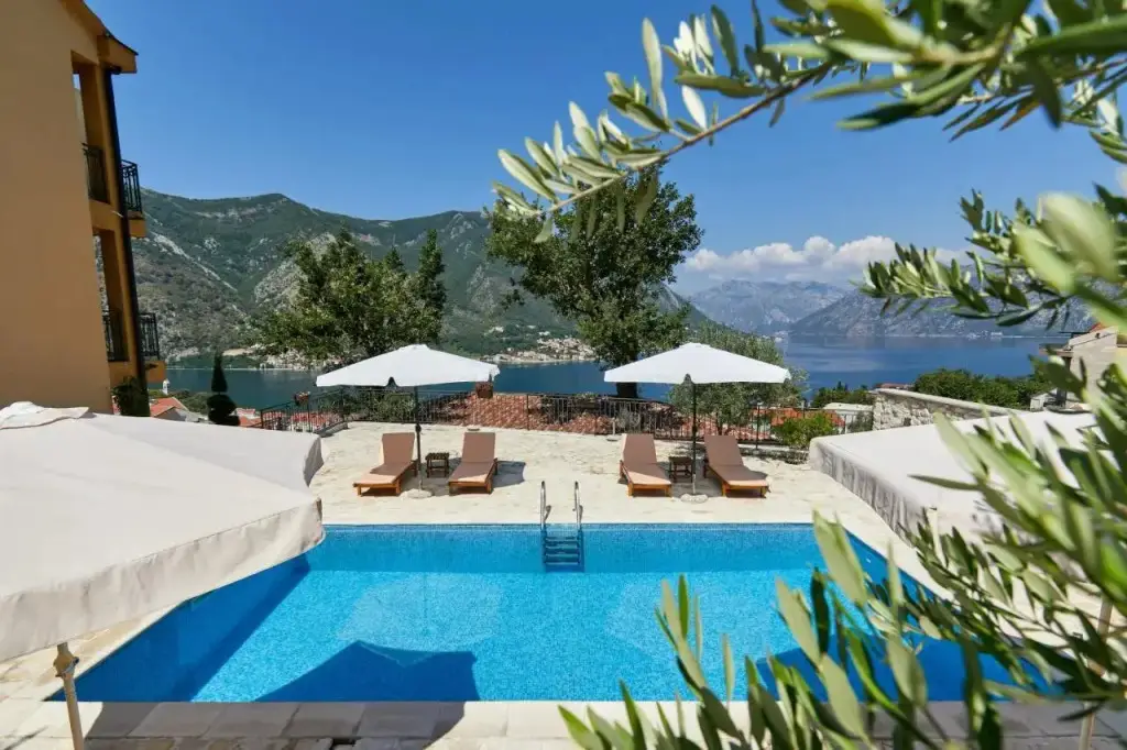 Доброта: S&A&M Sunset Apartments with pool and sea view