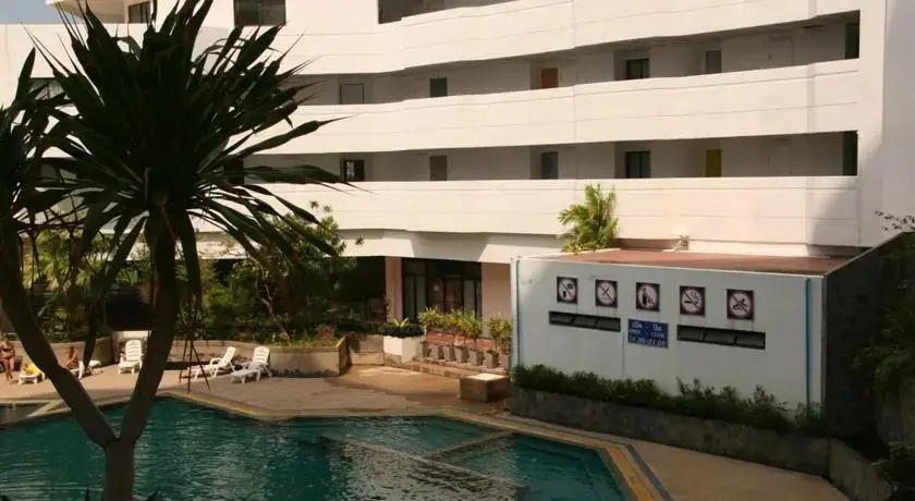 Паттайя: Malinitour Apartments