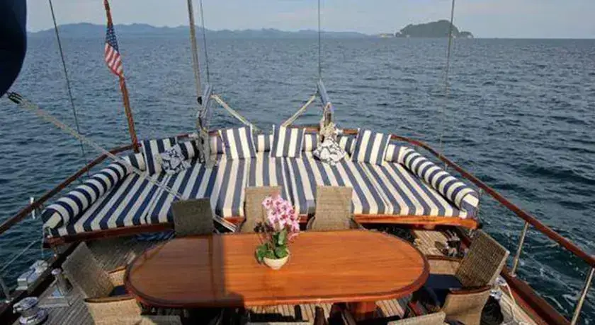 Муанг: Sailing Yacht CC2415
