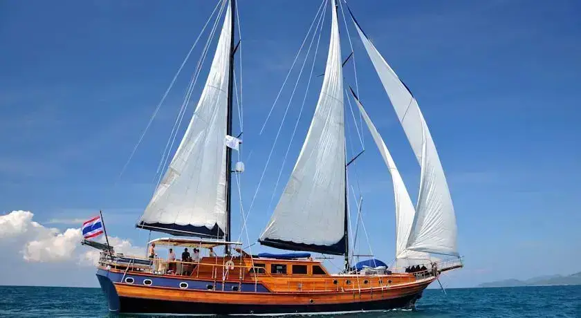 Муанг: Sailing Yacht CC2415