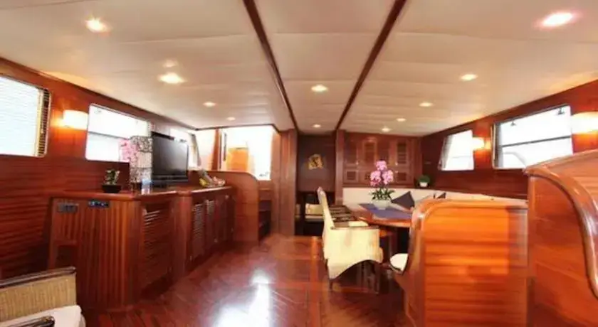 Муанг: Sailing Yacht CC2415