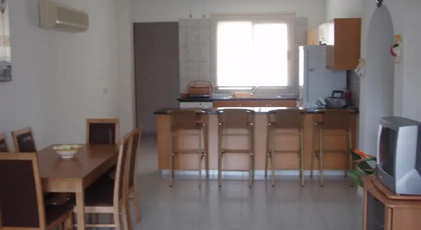 Пафос: Universal Apartment
