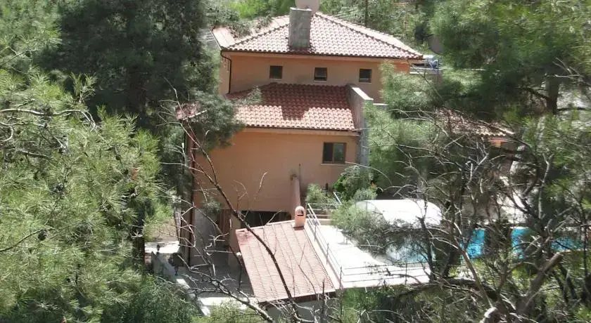 Какопетрия: Moniatis House