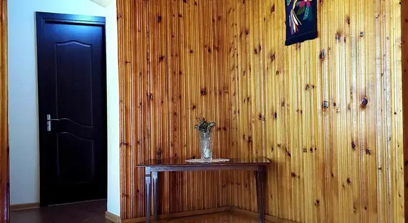 Местиа: Larolle