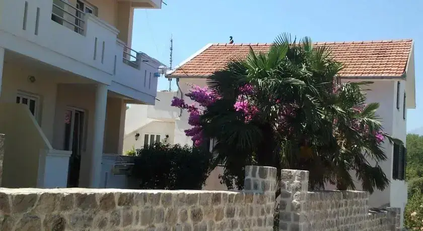 Радовичи: Apartmani Strahinja