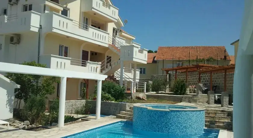 Радовичи: Apartmani Strahinja