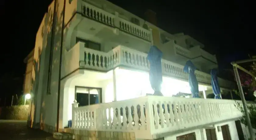 Сутоморе: Hotel Mirela