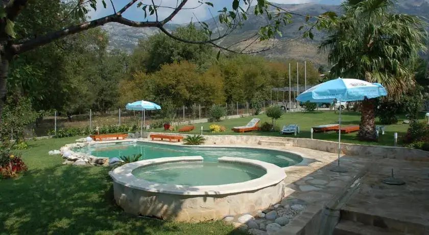 Сутоморе: Hotel Mirela
