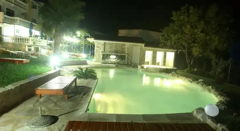 Сутоморе: Hotel Mirela
