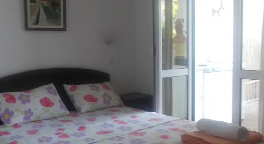Свети-Стефан: Apartments Peđa