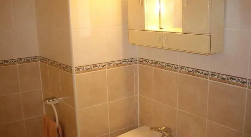 Пафос: Zambas Court