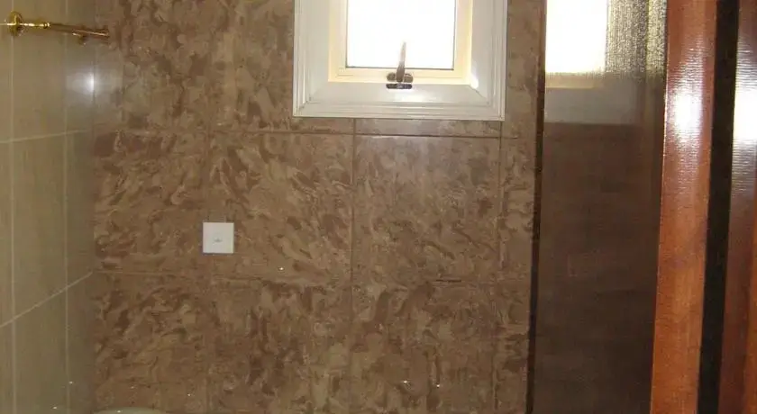 Марони: Avgi House