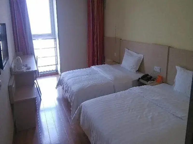Циндао: 7 Days Inn Qingdao Huangdao Lianghe Road Bathing Beach