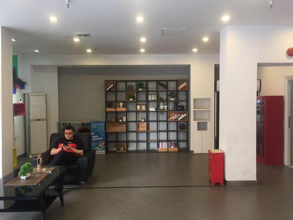 Шэньчжэнь: 7 Days Inn Shenzhen Longgang Nalian Subway Station Branch