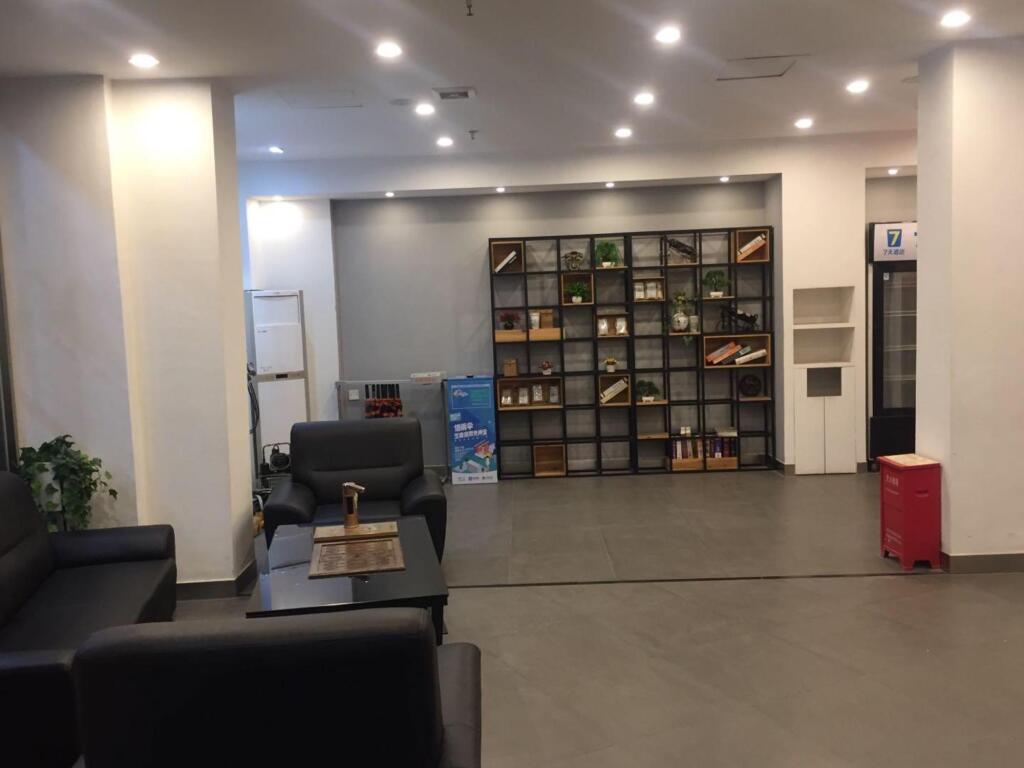 Шэньчжэнь: 7 Days Inn Shenzhen Longgang Nalian Subway Station Branch
