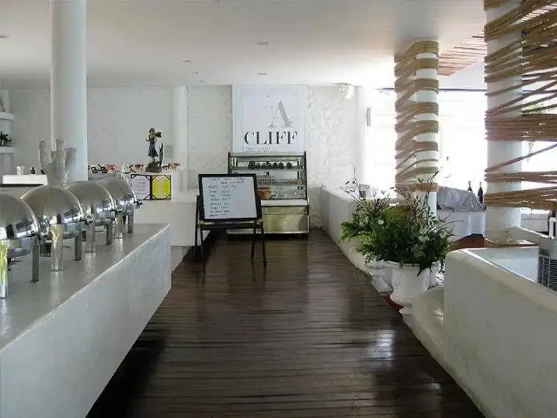 Golden Cliff House — фото 1