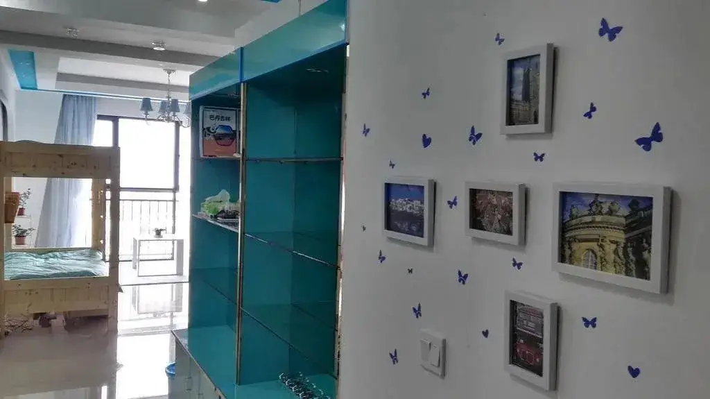 Дали: Up In Wonderland Hostel
