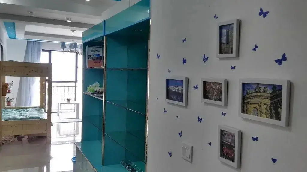 Дали: Up In Wonderland Hostel